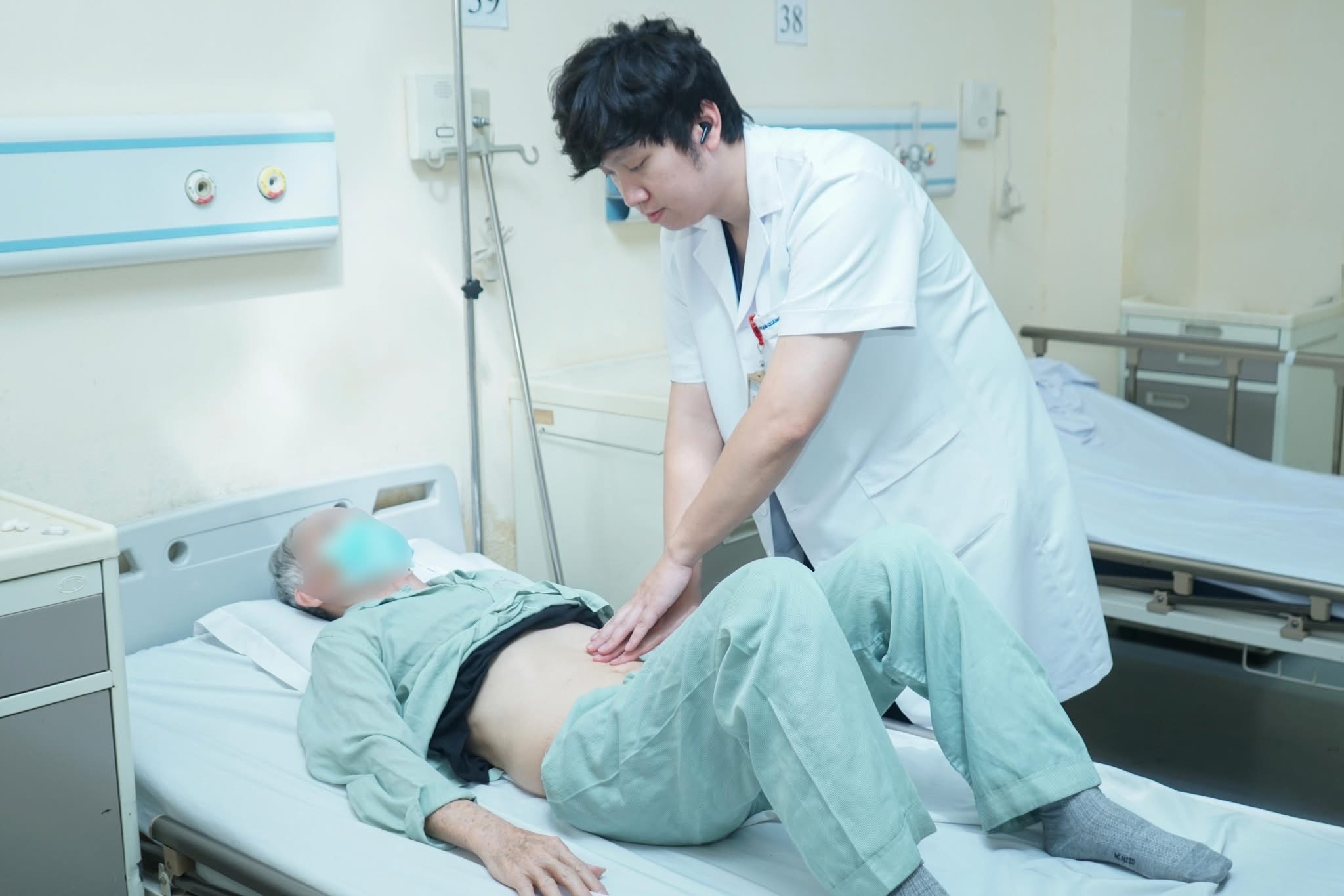 Bác sĩ Khải phẫu thuật